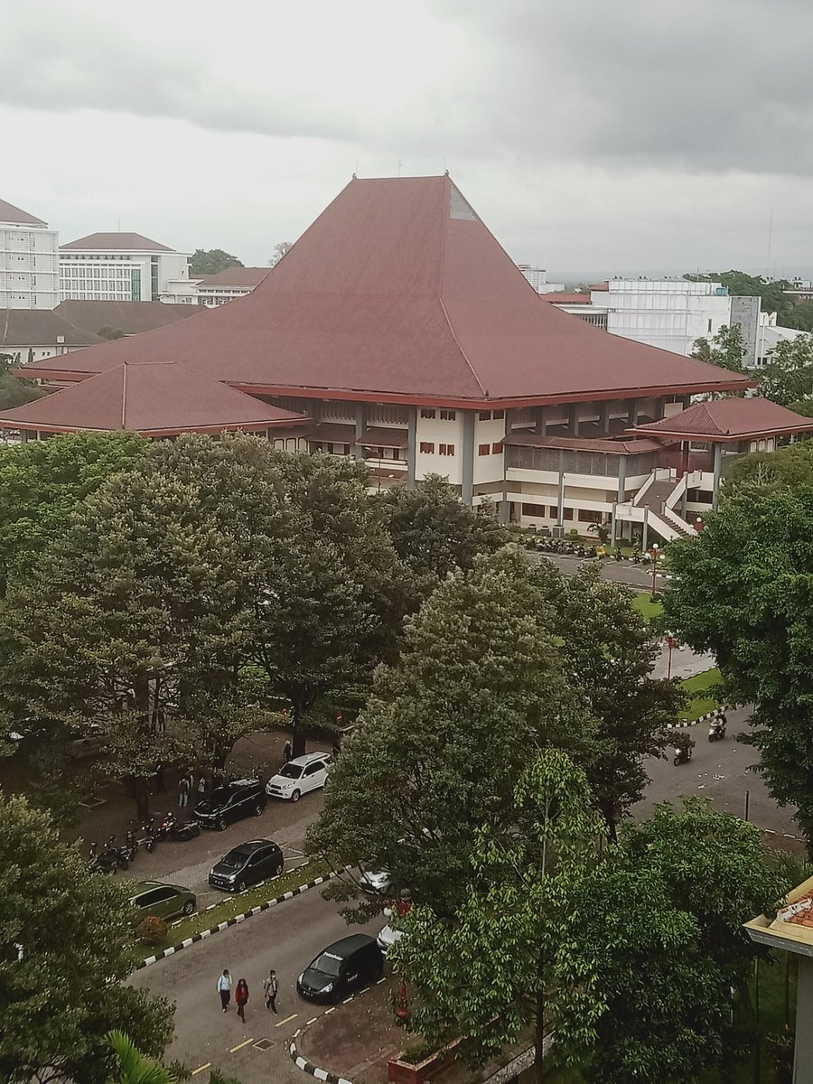 BudiMamo's tweet photo. Dolan "Tilik Kampus"
Jaman kuliah blom ada ini bangunan 7 lantai... Asuwok
#SastraUGM #FIBUGM https://t.co/j9CZZheRVV