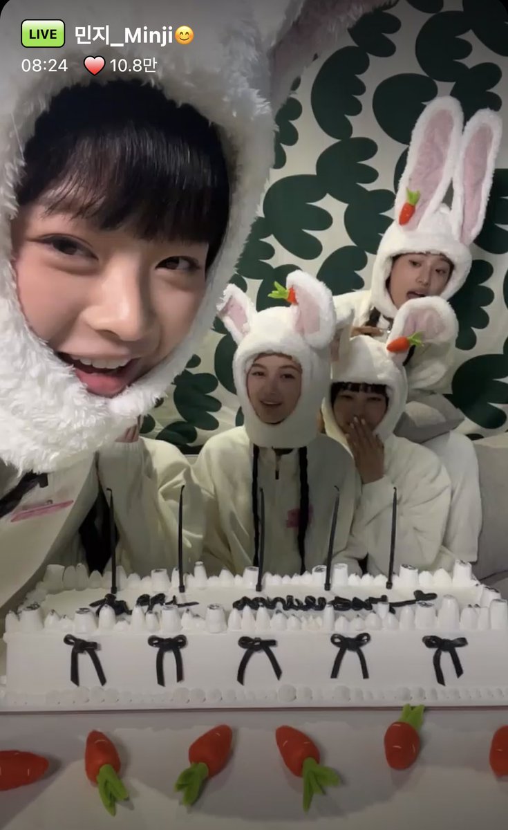 아 너무 귀여워 
민띠 하니옷에 케익 묻을까바 조심해조심해 이러구잇음 만화야 이거??