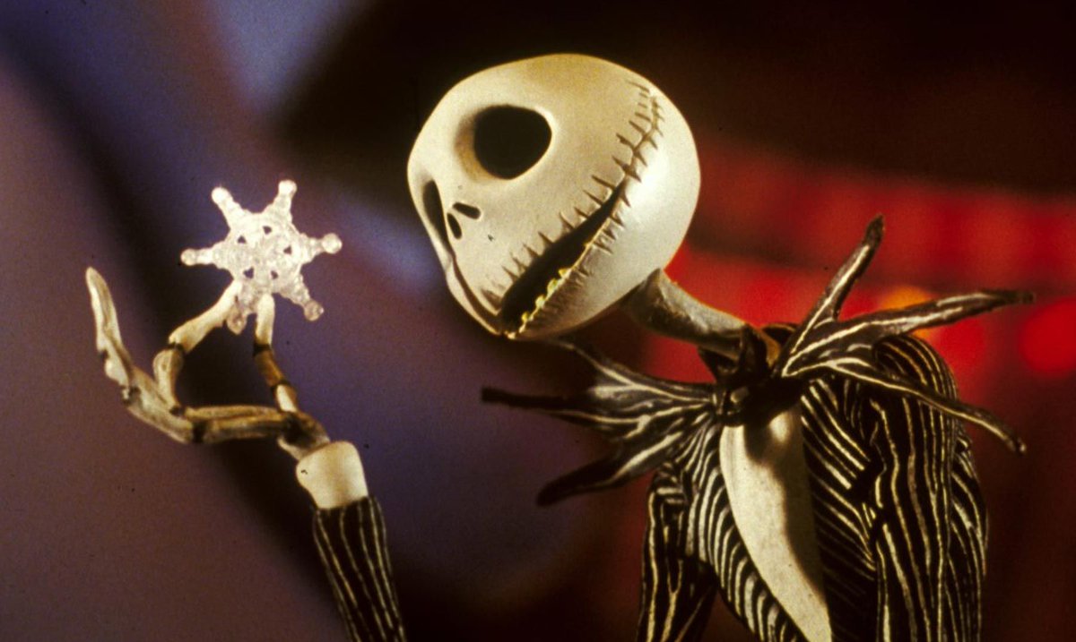 xqTTs's tweet photo. Hoy se cumplen 29 años del estreno de Pesadilla antes de Navidad, uno de los grandes clásicos de animación. 

Quiero reivindicar a Henry Selick. ¿Quién es? EL DIRECTOR DE LA PELÍCULA. No, no es una película de Tim Burton. 

La idea es de Burton pero la película la dirigió Selick. https://t.co/p76tbj5Wpr