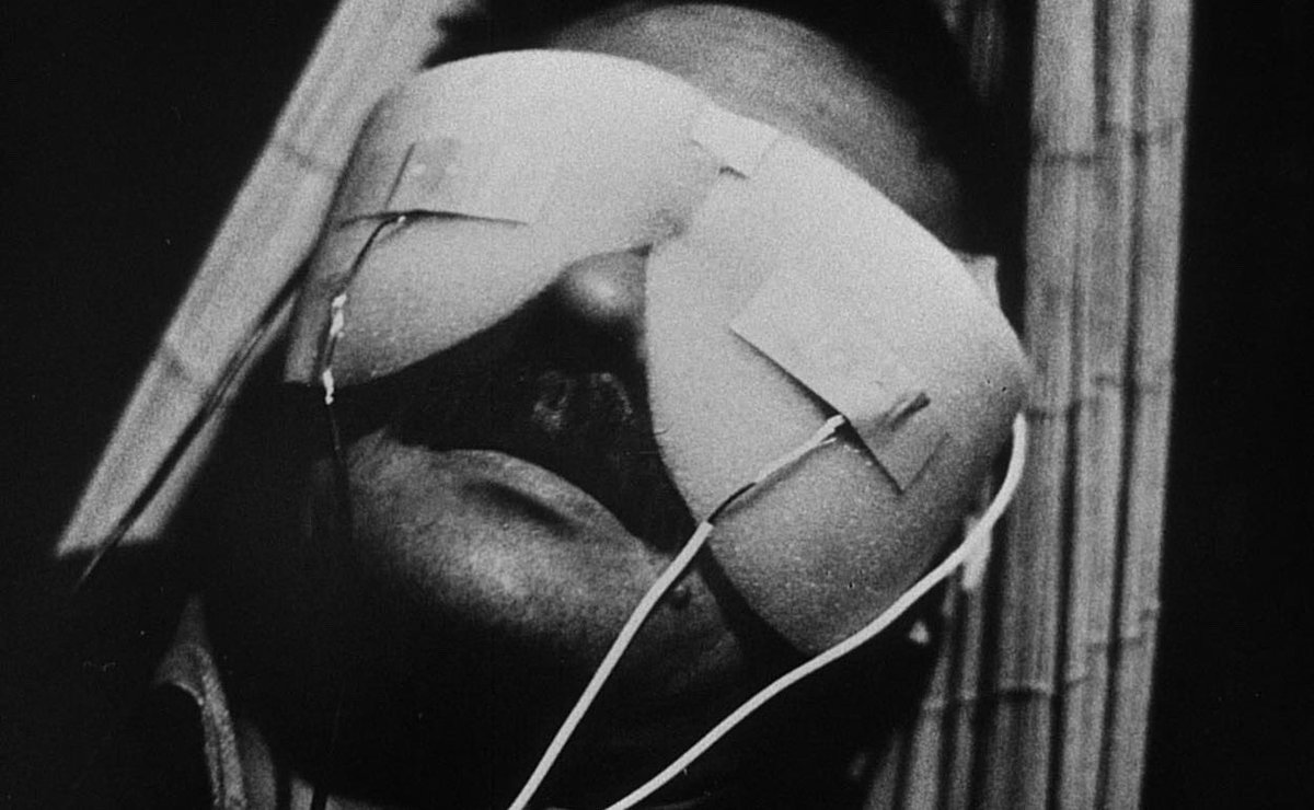 oscarmoviebuff's tweet photo. La Jetée [1962] 🇫🇷
-Directed by #ChrisMarker
-Starring #HélèneChâtelain #DavosHanich #JacquesLedoux

#LaJetée #CriterionCollection https://t.co/kO9U0hjxNV