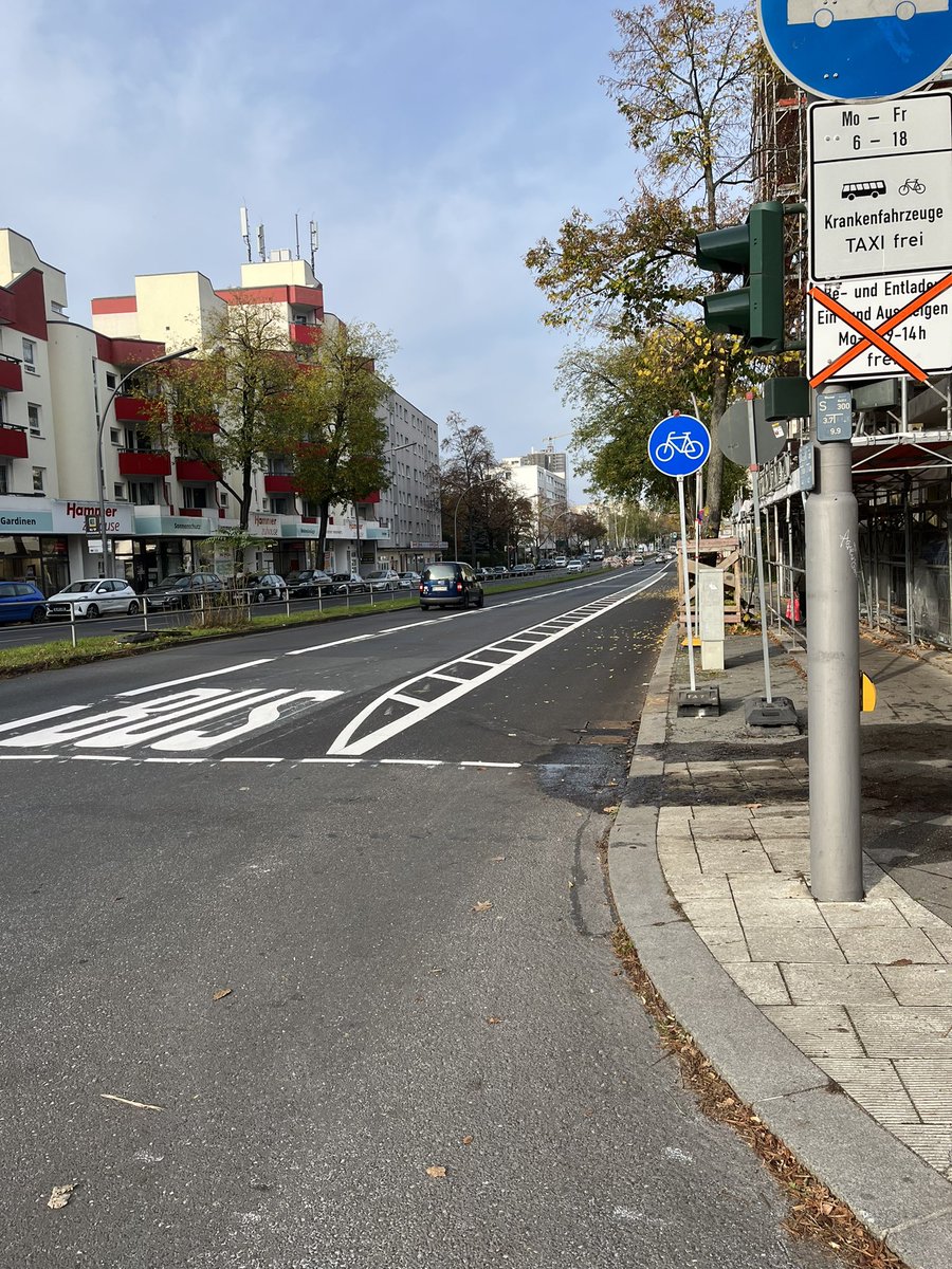 #SteglitzerDamm Richtung Rathaus Stgl. Ich glaub’s ja nicht 🎉 Bin gespannt wie die Abfahrt Filandastr. gemacht wird, komme aber erst heute Abend lang. Super Sache und so unverhofft 😂 <a href="/urban_aykal/">Urban Aykal</a> <a href="/ADFC_SZ/">ADFC Steglitz-Zehlendorf</a> <a href="/radbezirk_sz/">Radbezirk SZ</a> <a href="/basz_berlin/">Bezirksamt Steglitz-Zehlendorf</a>