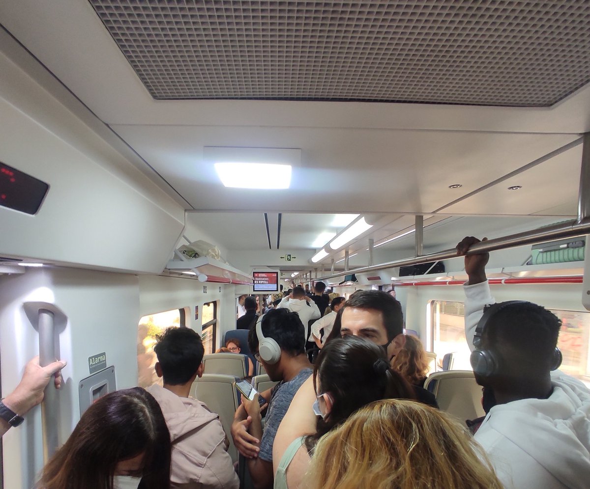 Costa molt d'entendre com pot ser que, fins i tot en cap de setmana i amb l'R1 escurçada per obres, "no hi hagi material mòbil disponible" per posar trens dobles a l'R3! Des de l'inici de les obres a l'R2 que el tram de #rod3 pel Vallès és insofrible... <a href="/territoricat/">Territori</a> <a href="/rodalies/">Rodalies Catalunya</a>