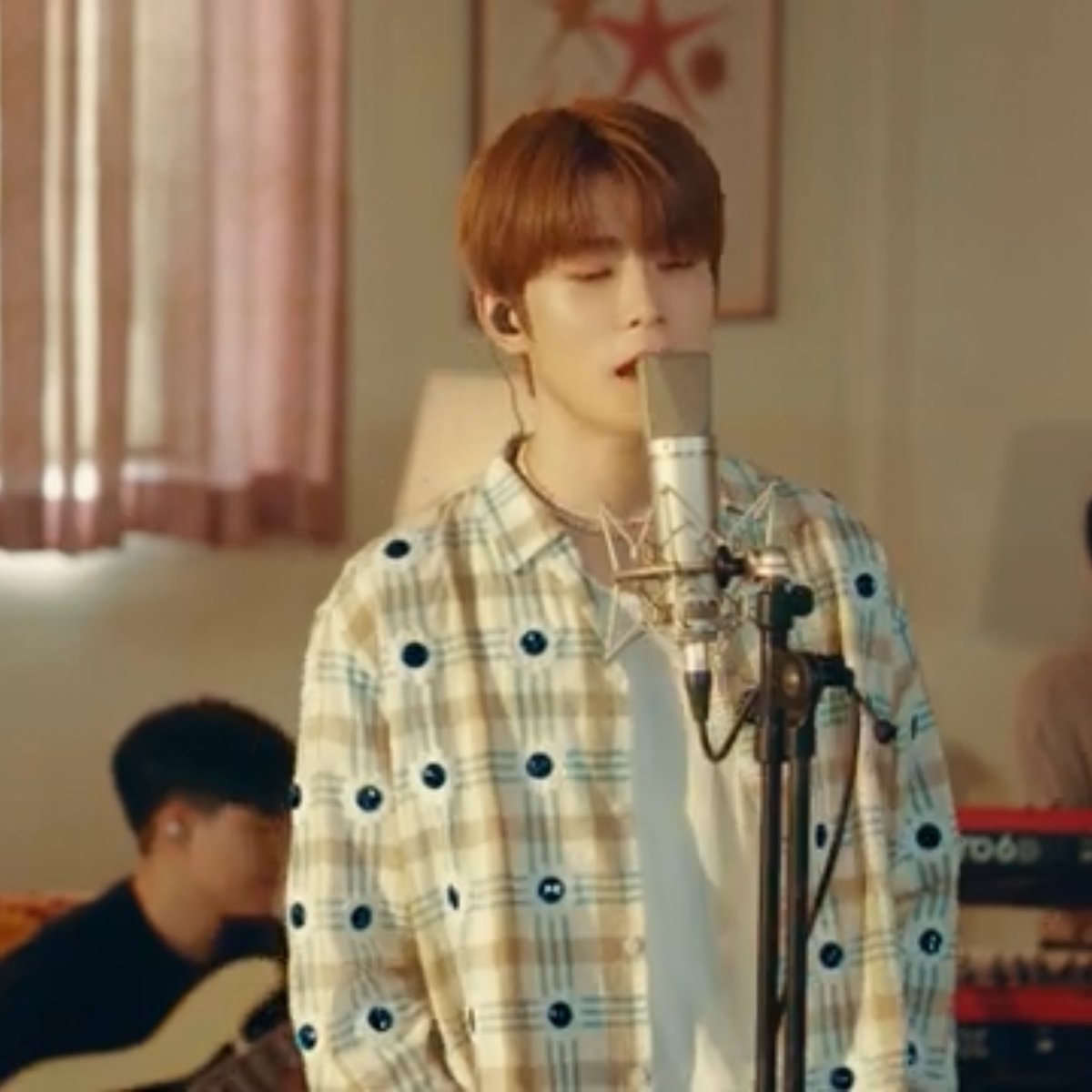 shiningnyu's tweet photo. อะไรมันจะอบอุ่นไปกว่าเสื้อมีสตอรี่แบบของ Bode วันนี้ #JAEHYUN ก็มาเช่นเคยกับเสื้อปักคริสตัลลายเดซี่จากแบรนด์ดีแบรนด์เดิม inspired ในเวอร์ชั่นแขนยาว channeling ความรู้สึกอบอุ่นหัวใจจากความรักที่ยัยอยากส่งผ่านมาให้ทุกคนจริงๆ 🥺💖 https://t.co/9hN3yCoBwR