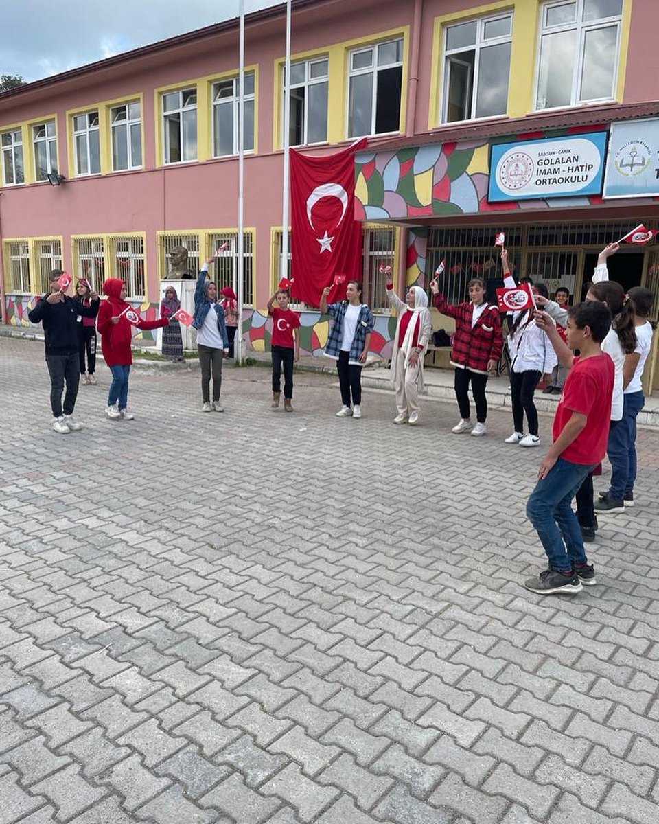 Cumhuriyet 99.yaşında. Çok Yaşa Cumhuriyet.

Cumhuriyetimizin kurucusu Mustafa Kemal Atatürk ve silah arkadaşlarını, bu vatan için toprağın kara bağrına düşen tüm şehitlerimizi, canla başla mücadele eden gazilerimizi rahmet ve minnetle anıyoruz.