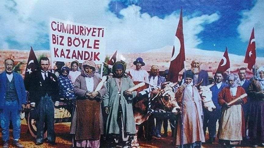 Cumhuriyet nasıl kurulduysa öyle kutlayalım. Cumhuriyeti kurmaktaki amaç ne ise onu yaşatalım. 
Son nefeslerini bogazlarina düğüm atarak,aç susuz cepheden cepheye koşan kahraman şehitlerin kanı ile kazanılan bağımsızlık, özgürlük savaşının adıdır "Cumhuriyet".