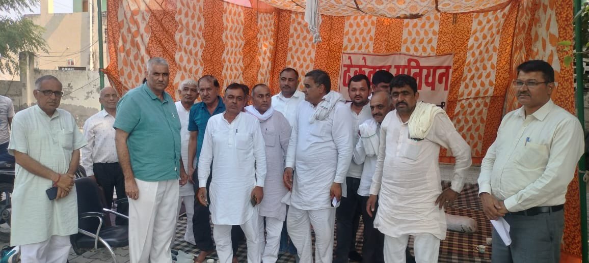जन स्वास्थ्य विभाग के ठेकेदारों द्वारा 43 दिन से जारी धरने को समाप्त करवाते हुए विधायक सोमवीर सांगवान <a href="/mlkhattar/">Manohar Lal</a> <a href="/mla_sangwan/">Sombir Sangwan</a>