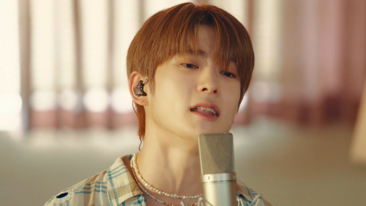 JJHLOOKS's tweet photo. can't take my eyes off you https://t.co/AtnhkCl9RP