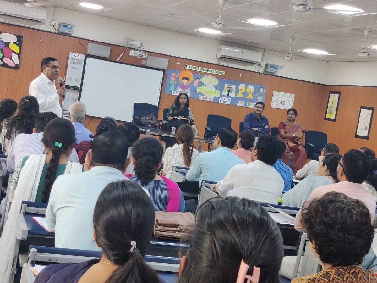 MadhviAgrawal3's tweet photo. चाहे जो हो जाए प्रत्येक विद्यार्थी में गणित विषय में जल्द से जल्द fundamental numeracy को सुनिश्चित करना ही है। For this,
today District East zone 2 maths nodal incharges shared best practices in the workshop organised by DDE zone 2 sir
#MissionMath
@Dir_Education
@PbpandeyB https://t.co/3eY47oDxvr