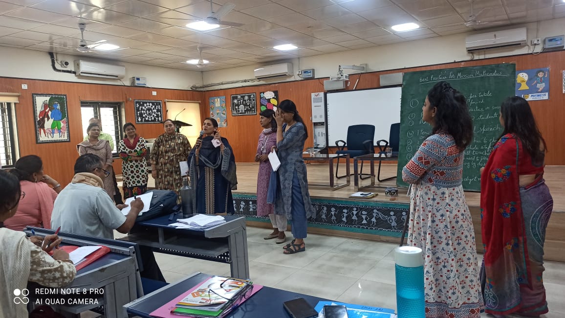 MadhviAgrawal3's tweet photo. चाहे जो हो जाए प्रत्येक विद्यार्थी में गणित विषय में जल्द से जल्द fundamental numeracy को सुनिश्चित करना ही है। For this,
today District East zone 2 maths nodal incharges shared best practices in the workshop organised by DDE zone 2 sir
#MissionMath
@Dir_Education
@PbpandeyB https://t.co/3eY47oDxvr