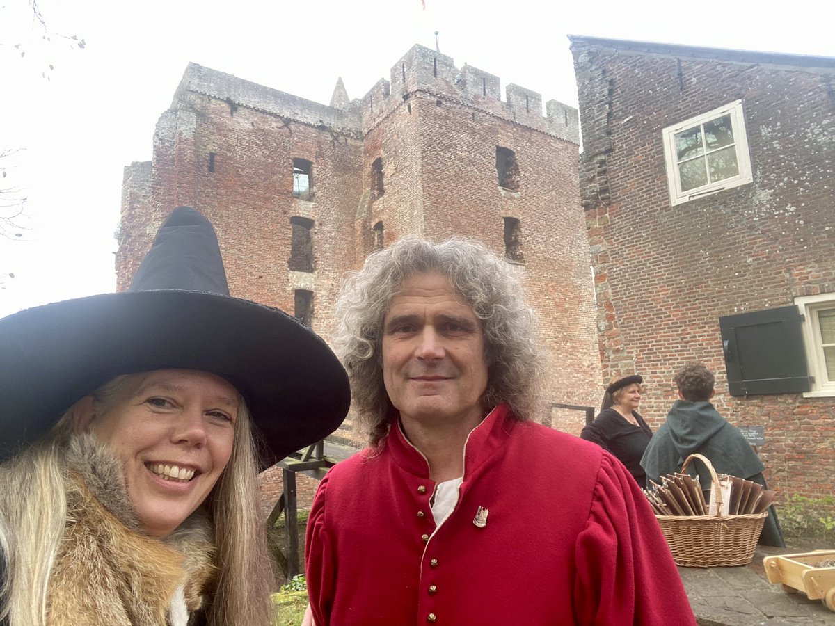 Slotweekend ruinevanbrederode.nl
Ik ben er als Juffrouw Hendriks bij! Help de ruïnebewoners weg te jagen! Het is tijd voor de vleermuizenoverwintering. Morgen krijg je hulp van de orcs, aardmonsters. Ikzelf vlieg dan naar Podium Talentenloods in Theater Ludens.