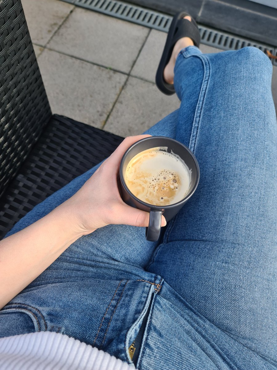 JanaW_'s tweet photo. 29.10.2022 erstmal morgens Kaffee in kurzen Sachen auf dem Balkon trinken.

Vollkommen normales Wetter für diese Jahreszeit 🤡 https://t.co/bMlXfFrvoy