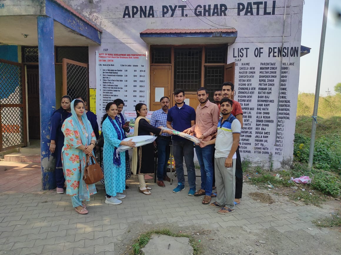 dcsambaoffice's tweet photo. #Back2Village4
Distribution of #SportsKits among youths of Panchayat #Patli in Bari Brahmana by visiting officer Ms. Kusum Badyal under Back to Village Programme.
@diprjk
@OfficeOfLGJandK
@kansalrohit69
@PIBSrinagar https://t.co/kutGZSxSGI
