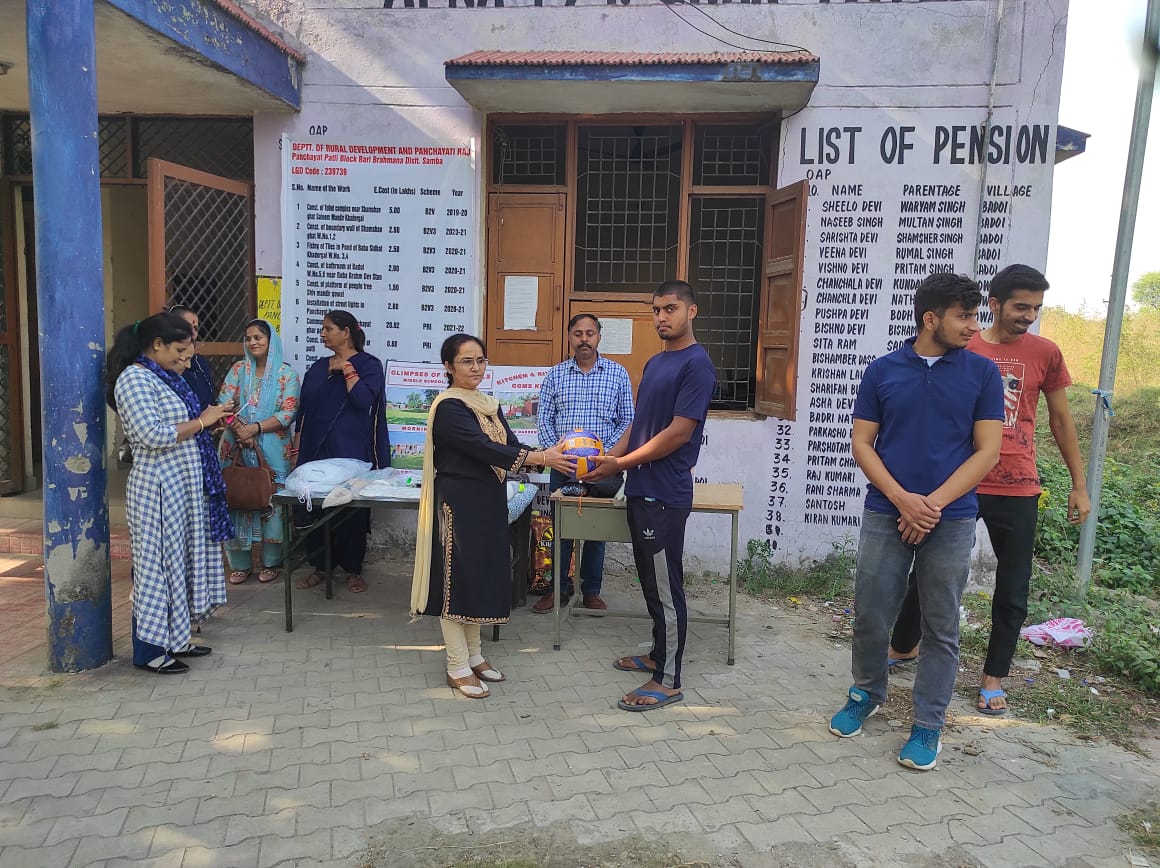 dcsambaoffice's tweet photo. #Back2Village4
Distribution of #SportsKits among youths of Panchayat #Patli in Bari Brahmana by visiting officer Ms. Kusum Badyal under Back to Village Programme.
@diprjk
@OfficeOfLGJandK
@kansalrohit69
@PIBSrinagar https://t.co/kutGZSxSGI