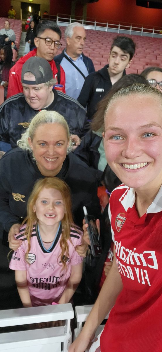 SarahJaneGil80's tweet photo. Fantastic night watching the ladies playing @ArsenalWFC with @YGreen05 family ❤️🤟🏼😍 https://t.co/Qx0TEssZQ1