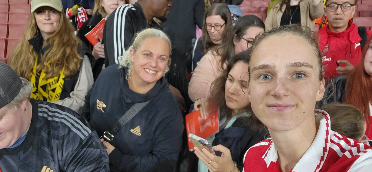 SarahJaneGil80's tweet photo. Fantastic night watching the ladies playing @ArsenalWFC with @YGreen05 family ❤️🤟🏼😍 https://t.co/Qx0TEssZQ1