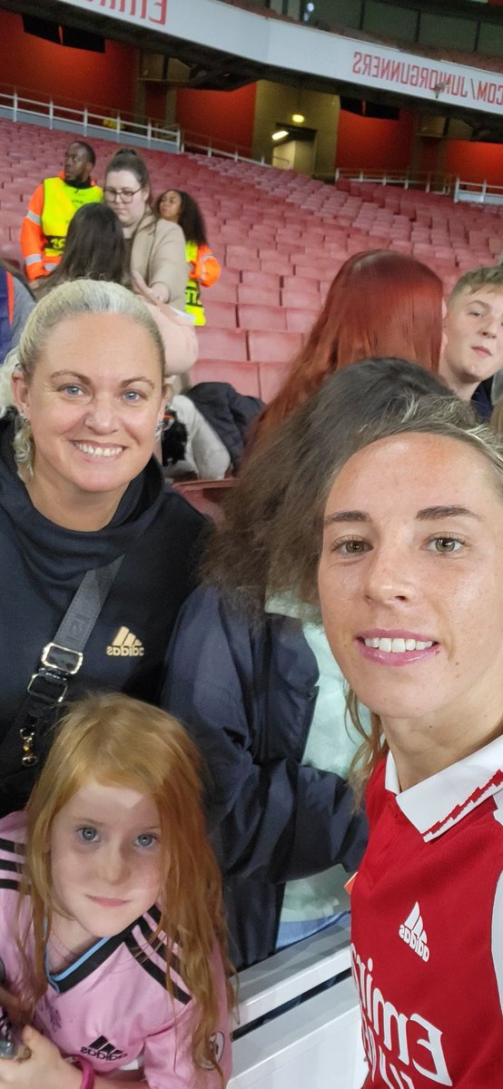 SarahJaneGil80's tweet photo. Fantastic night watching the ladies playing @ArsenalWFC with @YGreen05 family ❤️🤟🏼😍 https://t.co/Qx0TEssZQ1