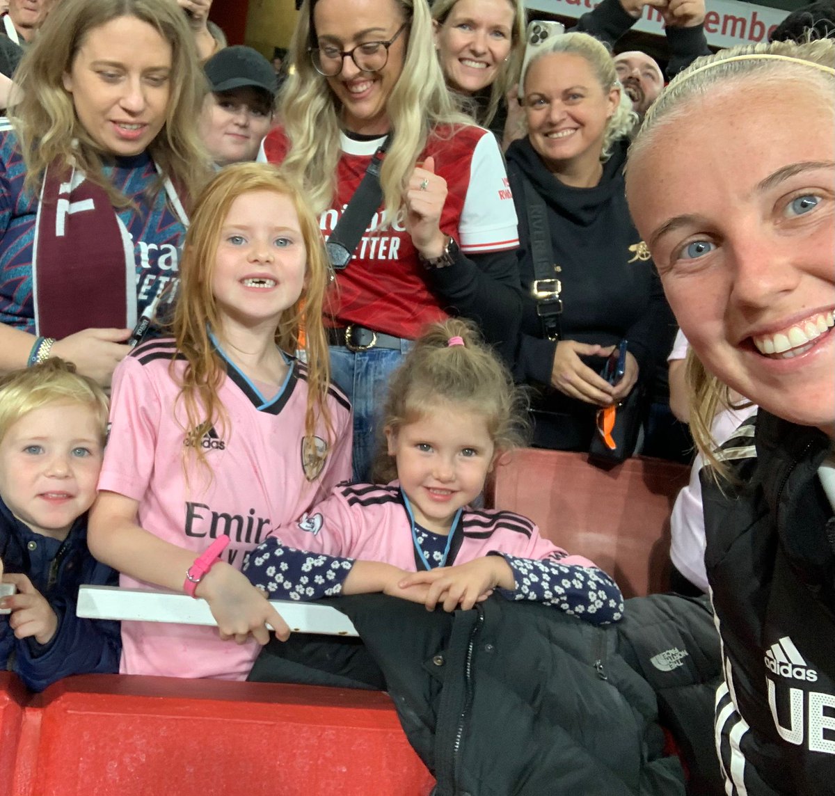SarahJaneGil80's tweet photo. Fantastic night watching the ladies playing @ArsenalWFC with @YGreen05 family ❤️🤟🏼😍 https://t.co/Qx0TEssZQ1