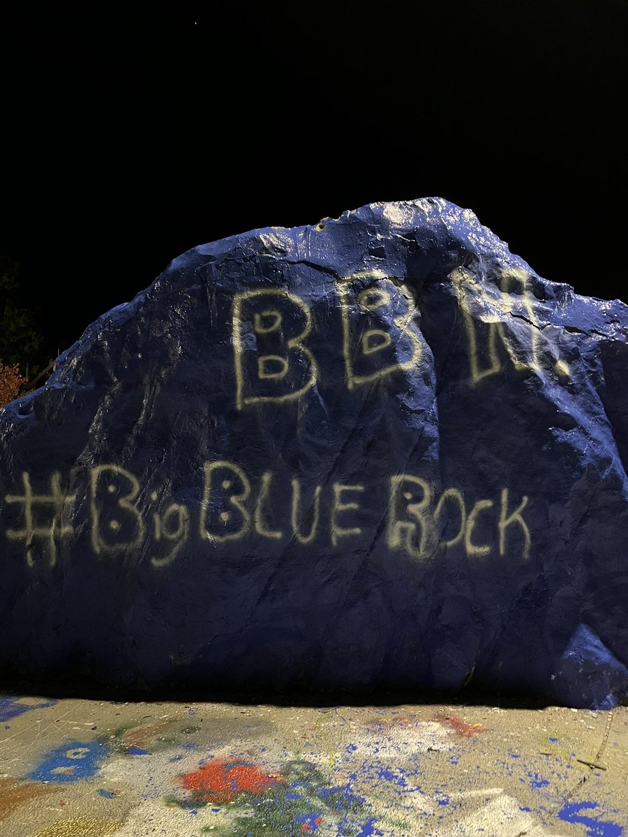 _grant_17's tweet photo. How do y’all like the new paint job on UT’s Rock? @UKFootball @barstoolsports https://t.co/WTvZePqtFr