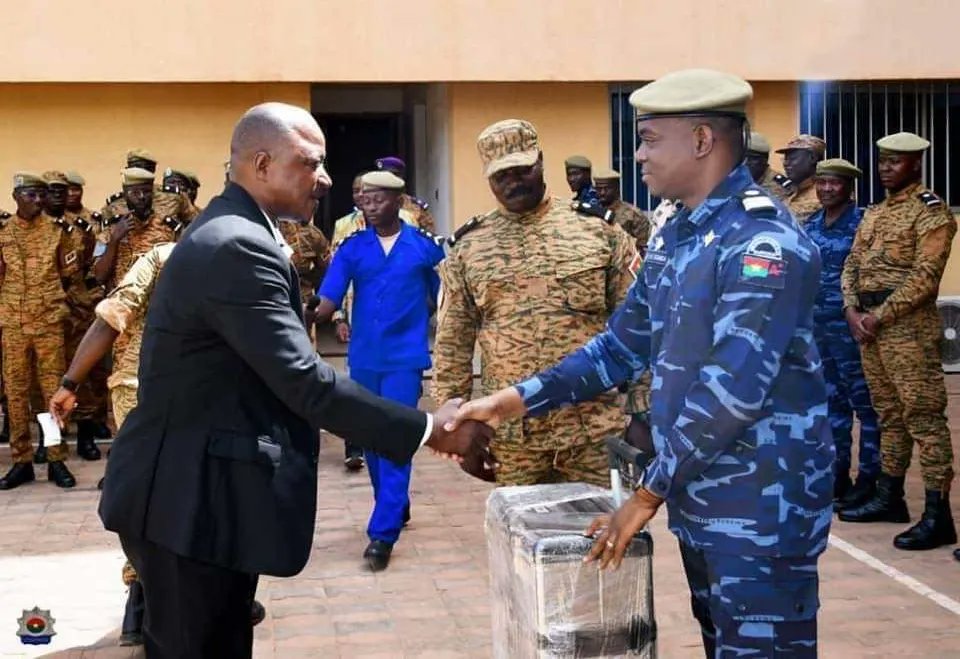 burkina24's tweet photo. #Burkina24 #Iwili 🇧🇫 : Le lieutenant-colonel SOMDA Evrard, Chef d'état-major de la Gendarmerie nationale a présidé le 28 octobre 2022, la cérémonie de clôture des activités marquant les 21 ans de carrière de la 28e promotion d'élèves-gendarmes...
https://t.co/zUsJHWlpww https://t.co/yCsZuWUfff