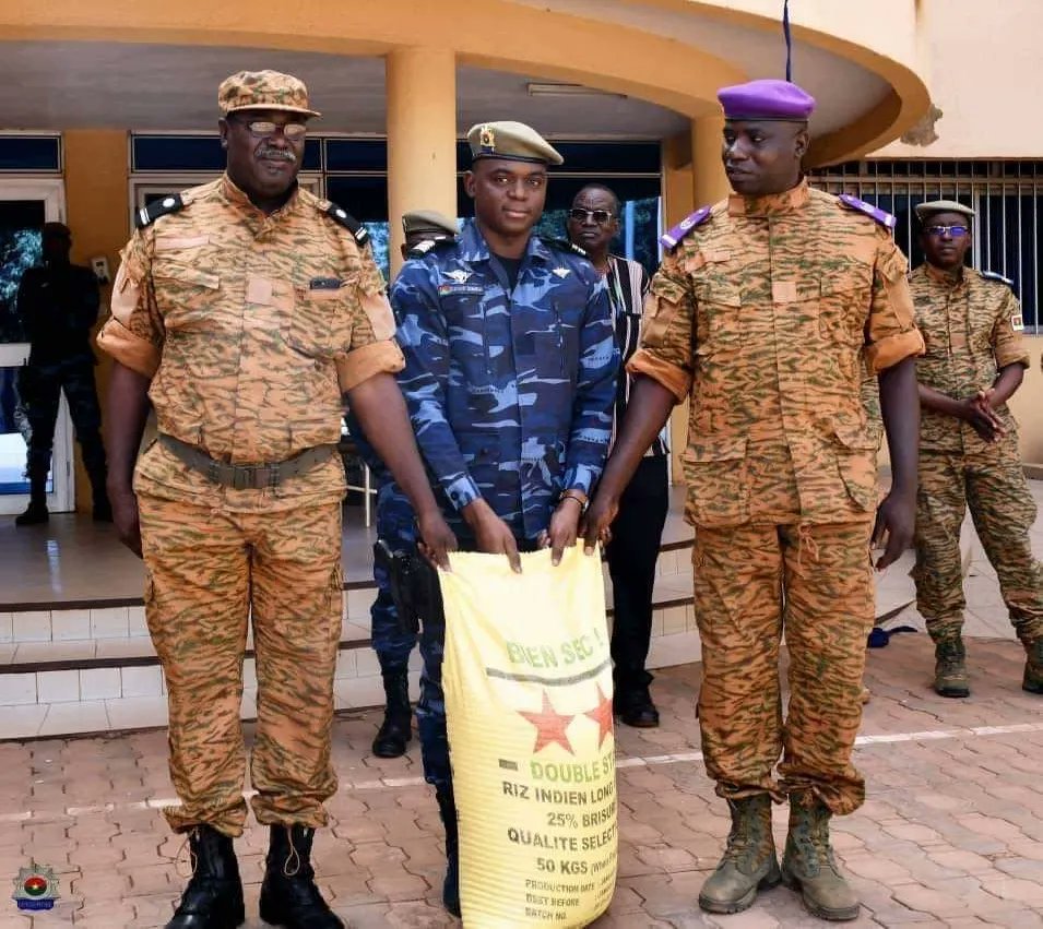 burkina24's tweet photo. #Burkina24 #Iwili 🇧🇫 : Le lieutenant-colonel SOMDA Evrard, Chef d'état-major de la Gendarmerie nationale a présidé le 28 octobre 2022, la cérémonie de clôture des activités marquant les 21 ans de carrière de la 28e promotion d'élèves-gendarmes...
https://t.co/zUsJHWlpww https://t.co/yCsZuWUfff