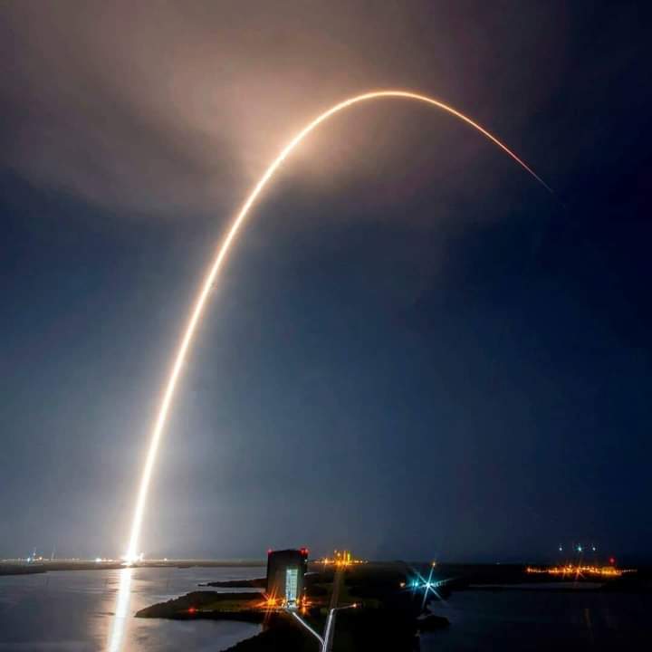 NataliaVartan's tweet photo. ¿Lo veis? Llegará un punto en que la parábola será tan amplia que la piedra caerá indefinidamente sin llegar a toparse jamás con el suelo, siempre que mantenga la velocidad. Esa es la velocidad orbital. Hemos puesto a nuestra piedra en órbita. Esto se ve claramente observando... https://t.co/U0LxalcvXa