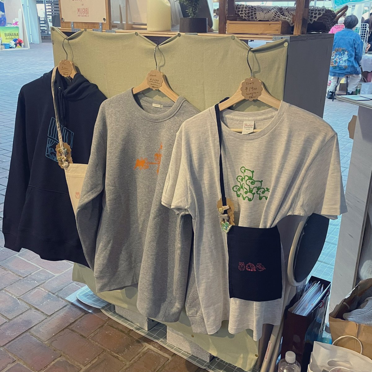 fattyowls_thin's tweet photo. 本日は芸祭2日目！
たくさんのご来店ありがとうございました🦉
また大変ありがたいことに
パーカー、スウェットの残りが少なくなってき��おります
明日は最終日
変わらず4号館の下、f5でお待ちしております🐢💫
#まうじゃないか
#武蔵美芸祭
#maufes22 https://t.co/8eAOElyeYa