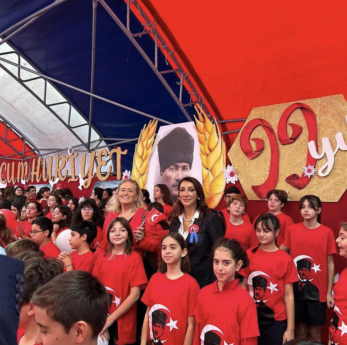bk_etiler's tweet photo. Cumhuriyetimizin 99.yılında büyük bir heyecanla gerçekleştirdiğimiz törenimize katılan tüm velilerimize, emek veren öğrenci ve öğretmenlerimize aramızda bulunarak bizi onurlandıran Sayın Semra Yücel hocamıza teşekkürlerimizle.
Türkiye Cumhuriyeti ilelebet payidar kalacaktır. 🇹🇷🇹🇷 https://t.co/8UwhJ3BXGK