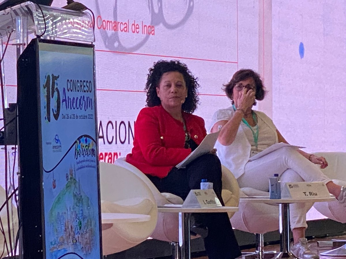 IsabelGarlito's tweet photo. #15Anecorm enpoderada y agradecida por permitirme moderar la 3 mesa de comunicaciones junto a mi compañera y gran profesional
Teresa Riu i Albornà
Enfermera coordinadora de Recursos Materiales
Hospital General de Granollers. Barcelona https://t.co/Vg9uk0IkvH