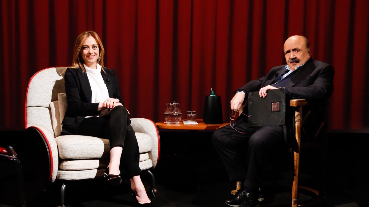 SocialArtistOF2's tweet photo. Domenica 30 ottobre, in seconda serata su Canale5 puntata speciale de #LIntervista: Maurizio Costanzo ripropone l'intervista fatta con il Presidente del Consiglio Giorgia Meloni. https://t.co/PLqx3QEpvX