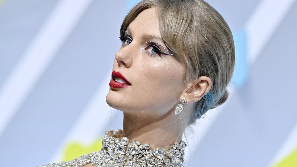 OrganizationTs's tweet photo. 🚨 EMERGENCY

Last year, we die 500k Votes #ARIAsTaylorSwift in ONLY ONE DAY ‼️ Now we are like 200k BEHIND for AOTY for the AMAS ‼️

PLEASE EVERYBODY JOIN AND VOTE LIKE WE DID LAST YEAR !!

GOAL: 1k Replies &amp; Rts

I’m voting for Taylor Swift for Artist Of The Year at the #AMAs https://t.co/xj8qT7oZNJ