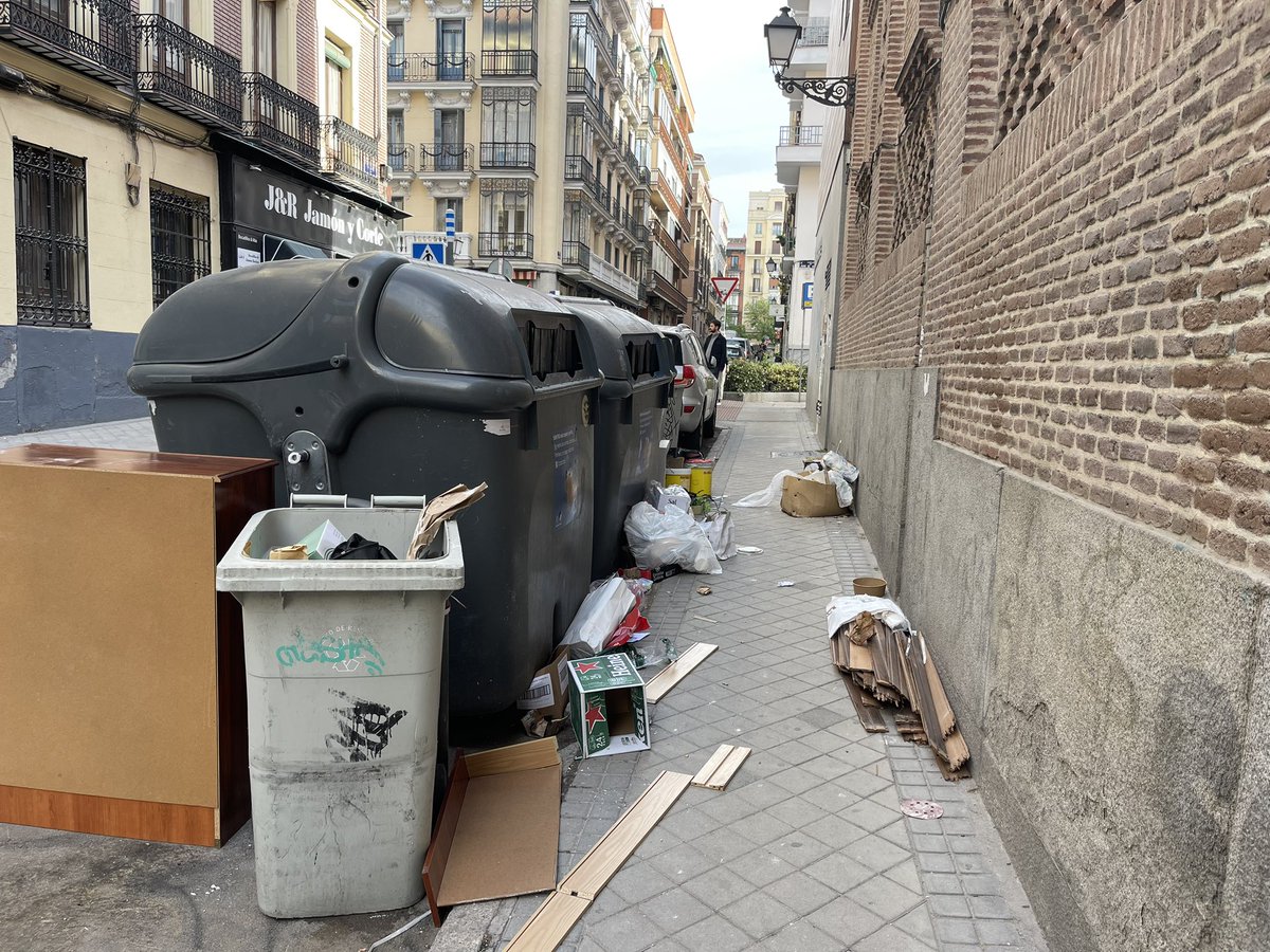 TeruPorto's tweet photo. @Lineamadrid @AlmeidaPP_ @begonavillacis Raimundo Lulio, 5. Los mayores de la Ballesol que van en silla de ruedas ya no pueden ir por la acera. Algunas cosas están ahí desde el día 20. #Chamberí https://t.co/cs3lPHsbqb