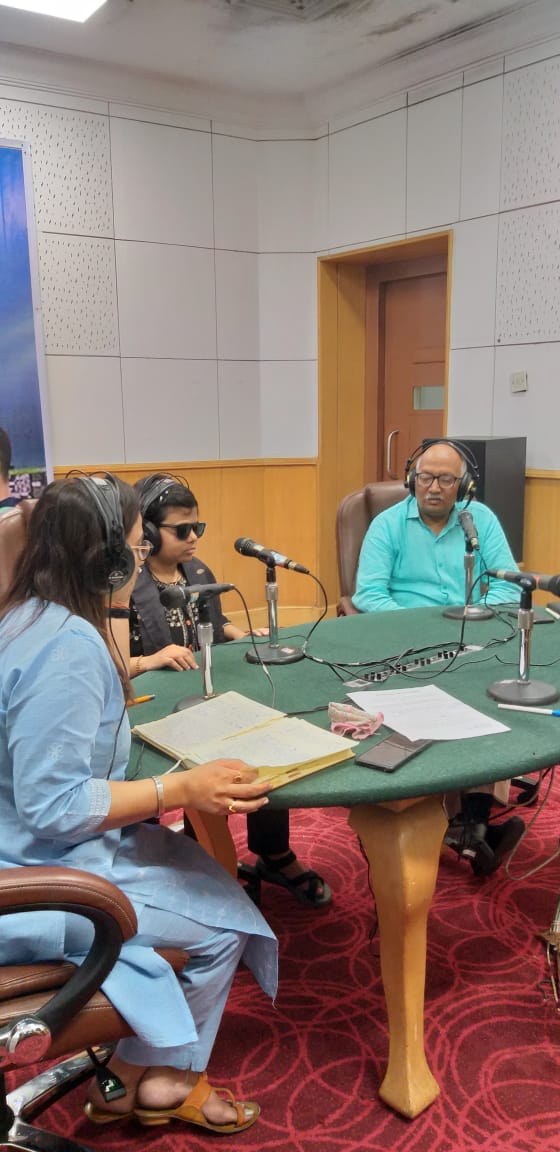 CeodelhiOffice's tweet photo. Phone-in-Program on All India Radio with Ms Patil Pranjal , DEO/DM, Shahdara, Delhi alongwith Mr Jitender Kumar ERO on 29.10.2022/ 10:20 AM
#phoneinprogramme #AIR #DM #DEO #ERO #chalovoterbanehum #novotertobeleftbehind
@CeodelhiOffice @ECISVEEP @SpokespersonECI https://t.co/IGZNDm2ZXi