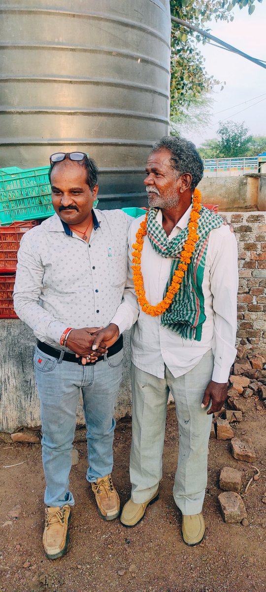 bablumadi's tweet photo. ग्राम करख्या की गौशाला में सेवा दे रहे मोहन आदिवासी जी एवं गौशाला के कर्ताधर्ता रमेश रघुवंशी जी करख्या का सम्मान किया एवं गायों को 1 क्विंटल केला वितरित किये,जिसमे समस्त छोटे-बड़े भाई उपस्तिथ रहे |
.
.
.
@DrKPSinghYadav @JajpalJajji @aloktiwaribjp @Saurabhsoni08 @BJP4Ashoknagar https://t.co/Iqg5anyg8l