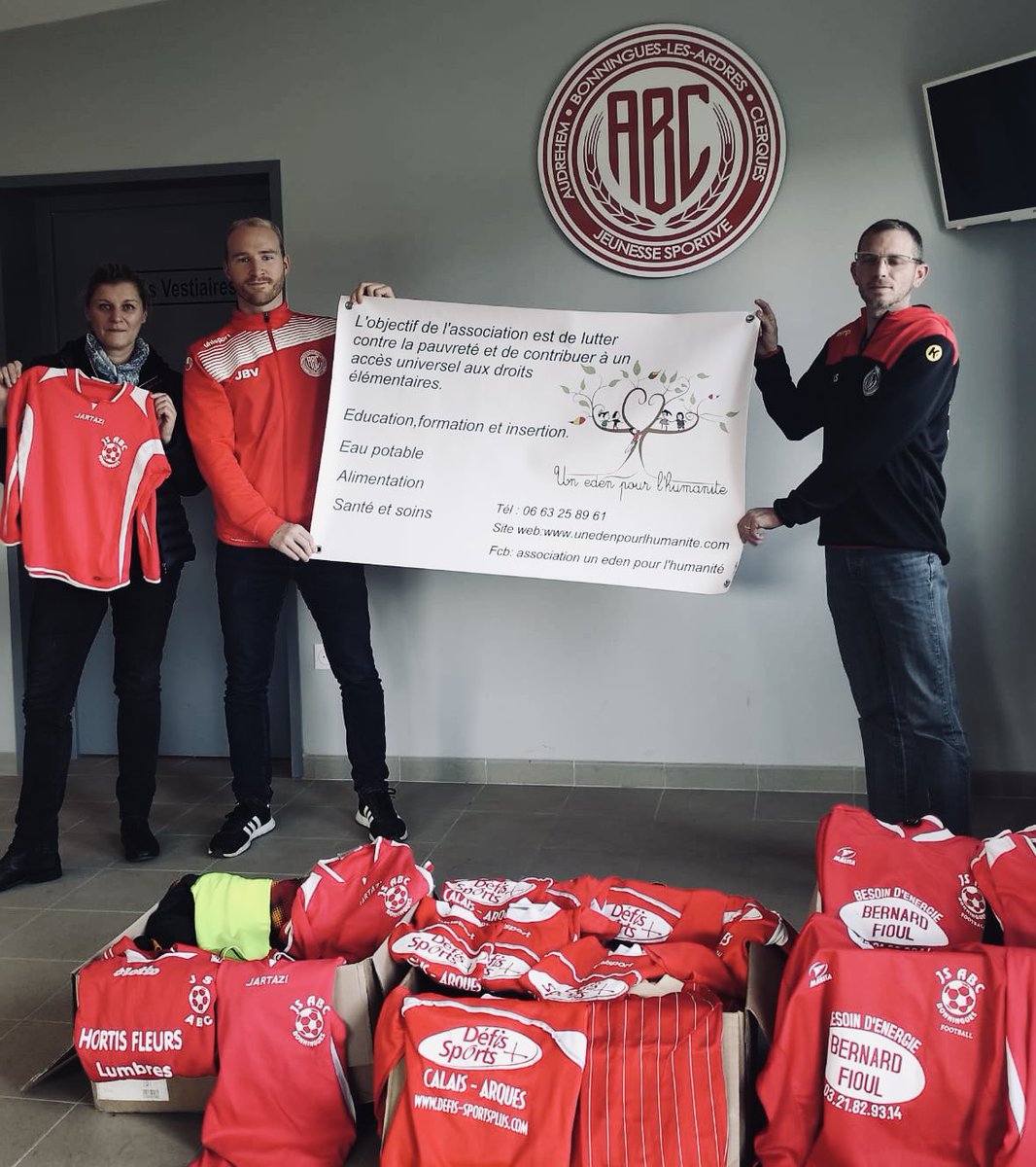 JS_ABC_1981's tweet photo. 🌍 Samedi dernier, la #JSABC a offert aux associations #TonTeeShirtMeFaitRêver et #UnEdenPourLhumanité plusieurs anciens jeux de maillots du club.
✈️ Ces maillots seront remis dans quelques semaines à des enfants et des jeunes du Liban 🇱🇧, du Burkina Faso 🇧🇫 et du Bénin 🇧🇯 ! https://t.co/F0rTC8Bin8