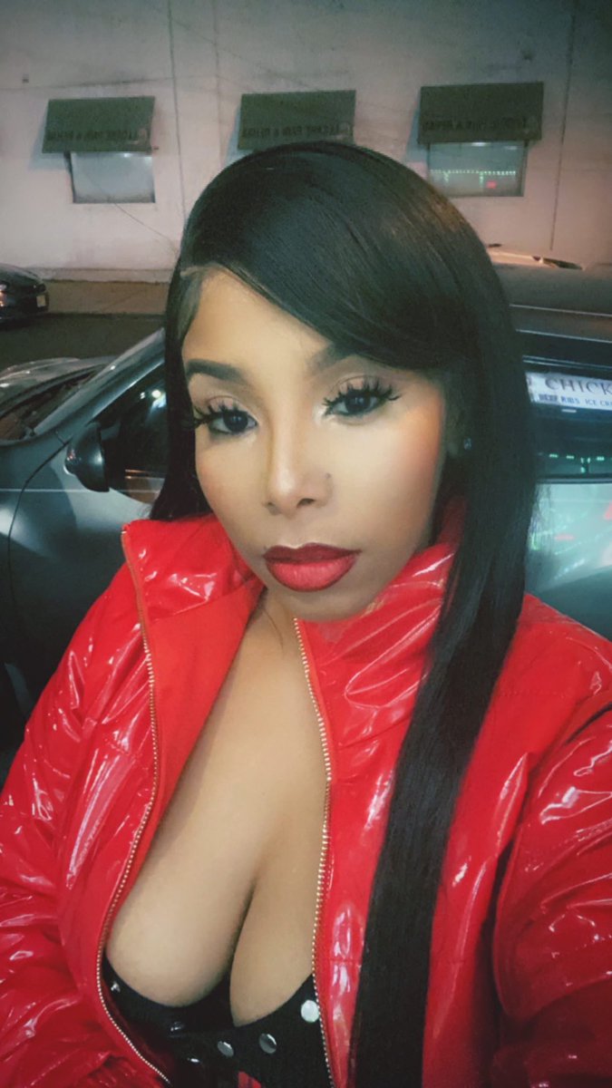 QueenQua86's tweet photo. #WEEZ #LADYINRED❤️ https://t.co/spTdzRnNfI