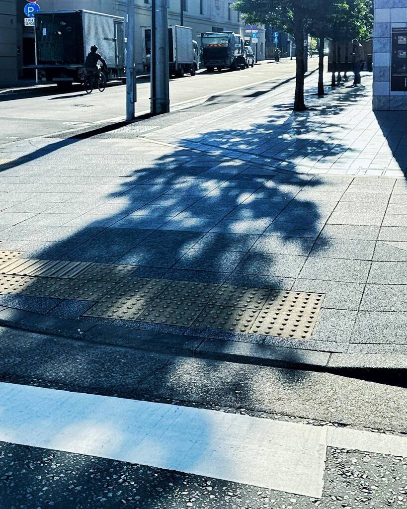 k_hayashida's tweet photo. ビヨーンと伸びた影を見ると、とりあえず撮ってみる、的な?影やリフレクションというのは、ついつい眼が呼ばれるな。 #ordinaryday #shapesandpatterns https://t.co/LZfCGZbuSs https://t.co/TvC1azcEEs
