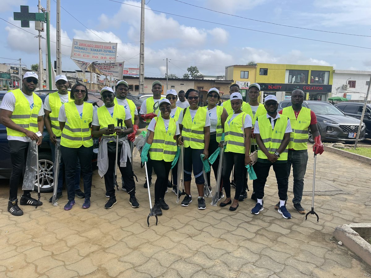 ColibaAfrica's tweet photo. Journée de collecte ce samedi avec les équipes @StanChartCI pour une activité de #cleanmob . Rejoignez pour promouvoir les écos gestes 🍀#startupengagee https://t.co/sVePCGccpJ