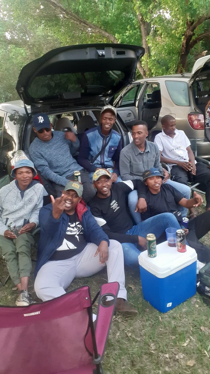 BokopeB's tweet photo. Friends that side🍺🍺🍺 https://t.co/GgXej4yPgy
