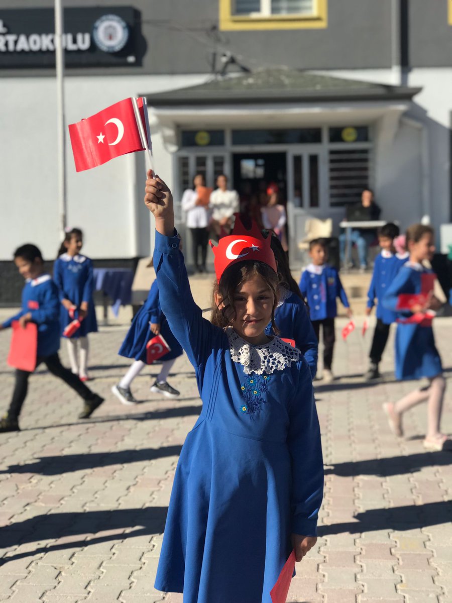 taskapiokulu's tweet photo. "Ey yükselen yeni nesil, istikbal sizsiniz. Cumhuriyeti biz kurduk, onu yükseltecek ve yaşatacak olan sizlersiniz!"

Okulumuzda 29 Ekim Cumhuriyet Bayramı coşkuyla kutlandı. 🇹🇷 https://t.co/2mjNMYGZkU