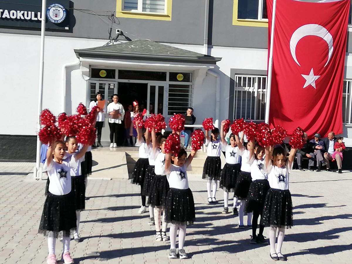 taskapiokulu's tweet photo. "Ey yükselen yeni nesil, istikbal sizsiniz. Cumhuriyeti biz kurduk, onu yükseltecek ve yaşatacak olan sizlersiniz!"

Okulumuzda 29 Ekim Cumhuriyet Bayramı coşkuyla kutlandı. 🇹🇷 https://t.co/2mjNMYGZkU