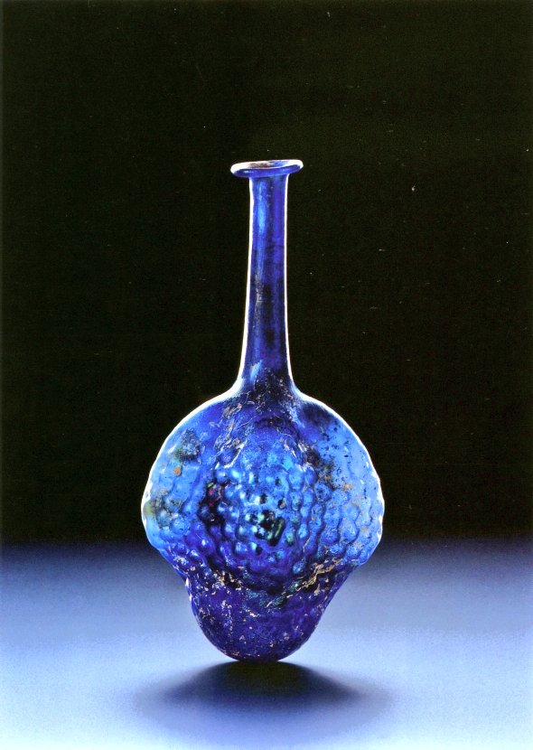 DrNWillburger's tweet photo. Fascinating world of ancient #glass: a translucent blue flask in the shape of a bunch of grapes.
Dating 2nd century AD.

Photo: Landesmuseum Württemberg 

#RomanArchaeology https://t.co/LlQd9LRP4X