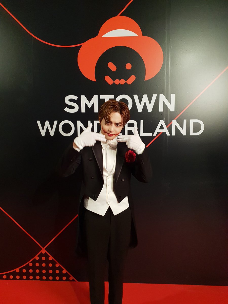SUHOLOOK's tweet photo. 🎃👻🕸🃏
#Suho #수호 #준면 #スホ #金俊勉 https://t.co/OjR1uETGWL