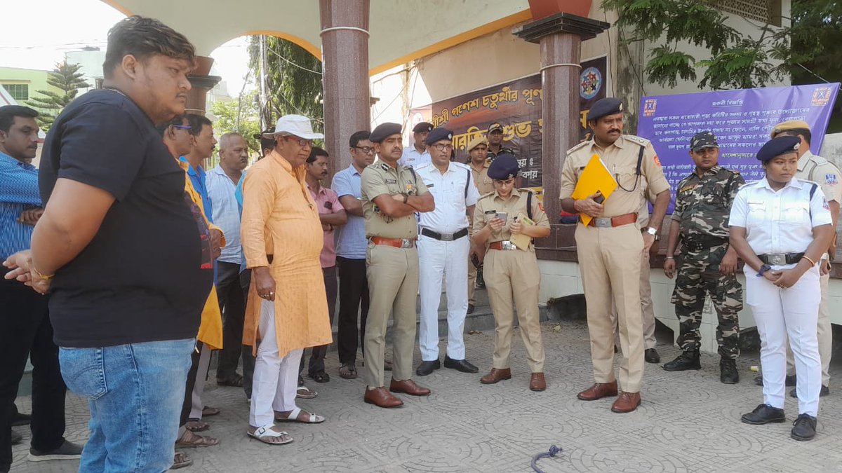 dcpnorthhcp's tweet photo. Today Ld. CP visited some Ghats under North Zone and supervised police arrangement as well as talked with Committee members for Peaceful and Safe Chhat Puja.
#ChhathPuja2022 
#HowrahCityPolice https://t.co/KCrDEsQ77a