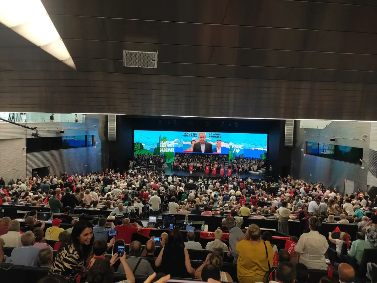 Algunos compañeros del PSOE de Camas comienzan a llegar al acto de #40del82 esta mañana en Sevilla con <a href="/sanchezcastejon/">Pedro Sánchez</a> y Felipe González  🔴🔴🔴🔴