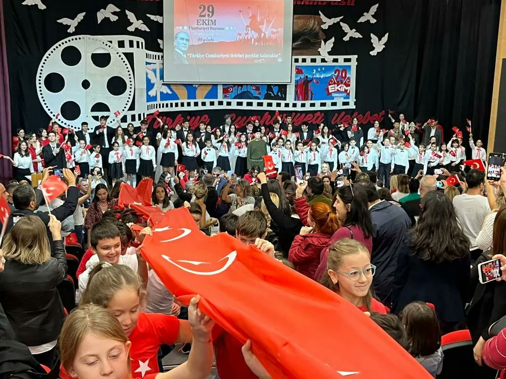 bk_atakenttema's tweet photo. 29 Ekim Cumhuriyet Bayramımızı öğrenci, öğretmen ve velilerimiz ile coşkuyla kutladık.

Cumhuriyetimizin 99. yılı kutlu olsun.🇹🇷🇹🇷🇹🇷

#KurtuluşunAdıCumhuriyet
#29Ekim
#CumhuriyetBayramı 
#bahcesehirkoleji https://t.co/raSFgqTTce