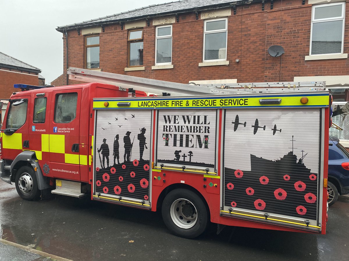 IanArmistead's tweet image. Extremely proud of @LancashireFRS for this fire engine wrap. #RemembranceDay #PoppyAppeal #wewillrememberthem