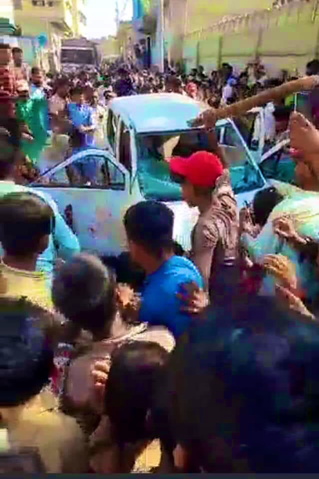 SindhooNawaz's tweet photo. اس ملک کے اندر شر پسند لوگوں کا حجوم جھوٹے الزام کہ بنیاد پر کسی بھی شہری کو سرے عام پتھرون سے سنگسار کر کہ فیصلہ سرکوں پر کر رہے ہیں  تو پھر قانون اور کرپٹ ادادوں کا کام کیا رہ جاتا ہے؟

 #MacharColonyIncident https://t.co/F4eSDrBbMW