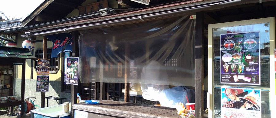 入口です。Wの掲示してくださってるのでお店はすぐわかると思います。