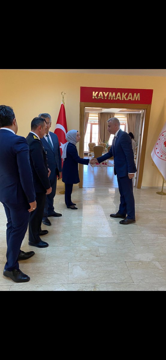 tcyazihan's tweet photo. Kaymakam Baytak, 29 Ekim Cumhuriyet Bayramı Tebriklerini Kabul Etti;

Kaymakamlık Makam Salonu’nda düzenlenen törende, Kaymakam Kutsal Baytak Belediye Başkanı Nevzat Öztürk ile birlikte makamında tebrikleri kabul etti...(1/1) https://t.co/mJnz3hLHlK