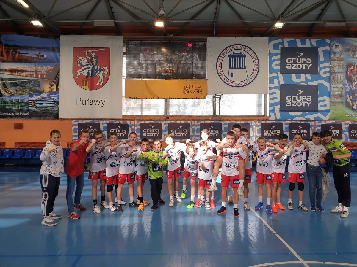 kslottopulawy's tweet photo. Kolejny sukces naszej młodzieży 💪🏻
Drużyna prowadzona przez trenera Piotra Lenia pewnie zwyciężyła z drużyną UKS Olimpia Biała Podlaska 25:17 w ramach rozgrywek wojewódzkiej ligi juniorów 👏🏻🤾🏻♂️ #lzpr
@Grupa_Azoty @GA_PULAWY https://t.co/5ewWxefTvz